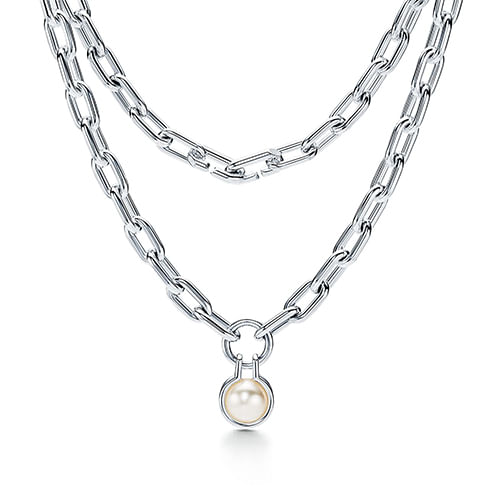 Necklace to change her attitude