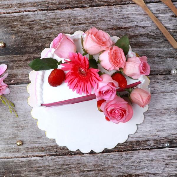 Half Kg Cake Decorated with Fresh Flowers