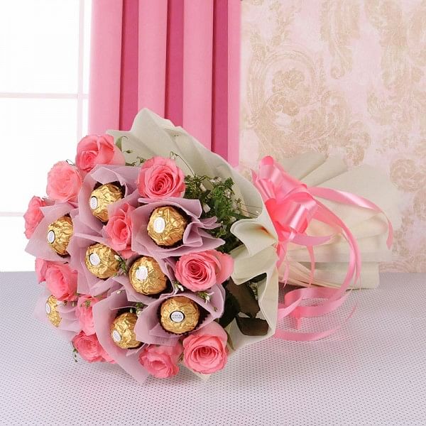 10 Pink Roses with Ferrero Rocher (8 pcs) in White paper