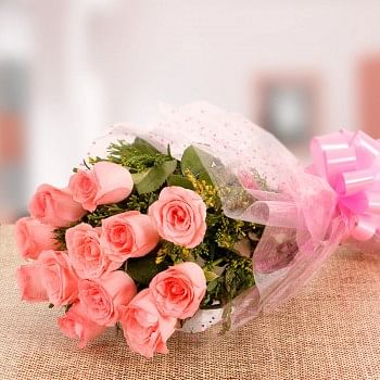 10 Pink Roses in Cellophane Packing