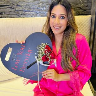 Red Roses Wrapped in Heart Flap