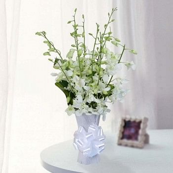 10 White Orchids in 1 Glass Vase