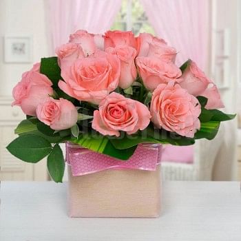 15 Pink Roses in a Glass Vase