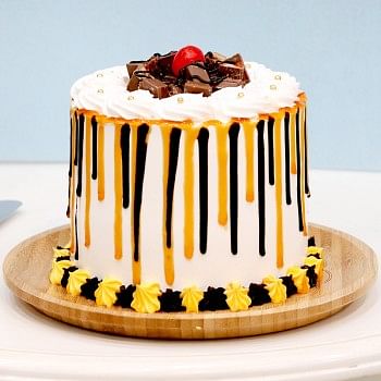 One Kg Designer Vanilla Cake Decorated with Kitkat Chocolates